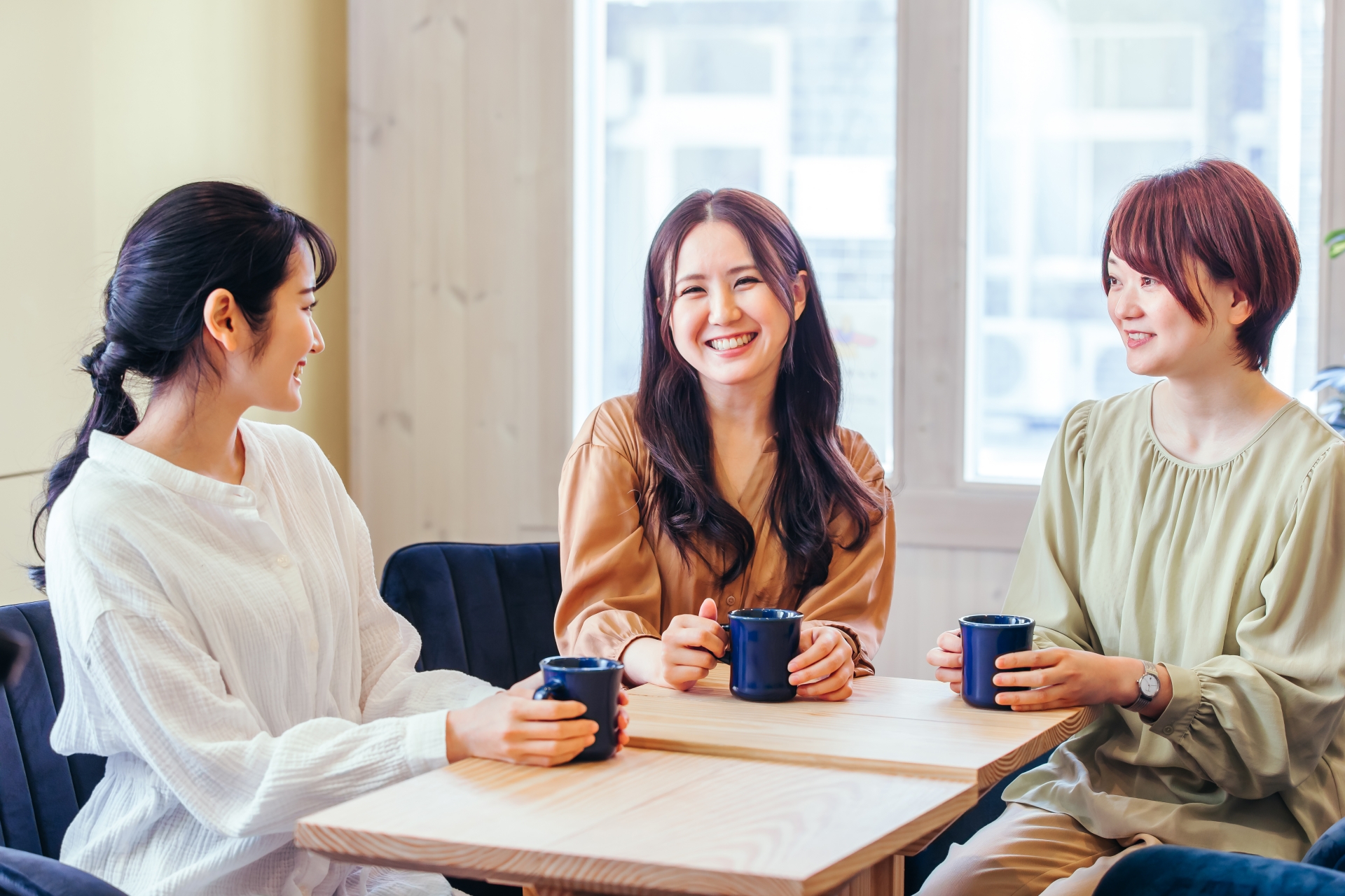会話する女性たち