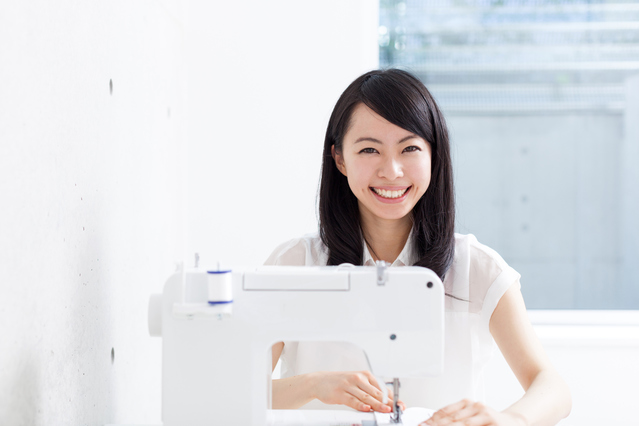 裁縫する女性